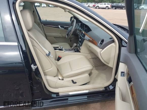 2013 Mercedes-Benz C 250 Sport с VIN WDDGF4HB1DA801164, выставлен на аукционе IAAI как лот 43053763 с пробегом 46 744 миль миль и . История ставок и продаж доступна на DreamBid. Изображение 5.