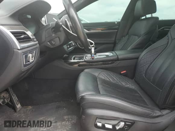 2020 BMW 7 Series 750i xDrive z VIN WBA7U2C04LGJ59672, wystawiony jako Copart lot #60959675 z przebiegiem Nie podano mil oraz Szkoda całkowita • Salvage title. Historia ofert i sprzedaży dostępna na DreamBid. Obrazek 7.