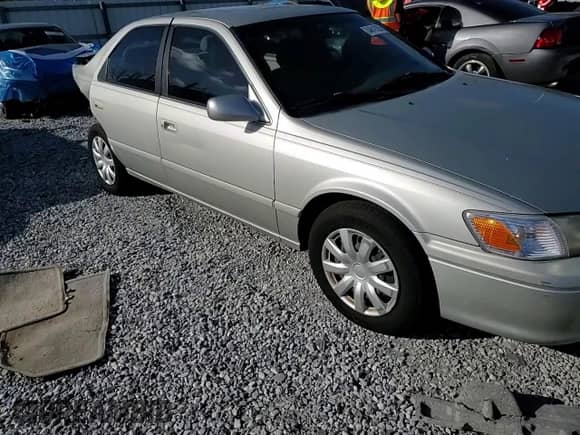 2001 Toyota Camry LE z VIN 4T1BG22K21U042545, wystawiony jako Copart lot #84619355 z przebiegiem 112 453 mil mil oraz Szkoda całkowita • Salvage title. Historia ofert i sprzedaży dostępna na DreamBid. Obrazek 13.