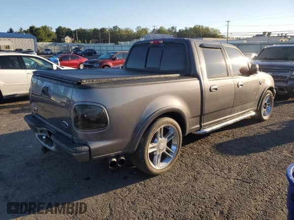 2002 Ford F-150 Harley Davidson z VIN 1FTRW07372KD06416, wystawiony jako Copart lot #71932575 z przebiegiem 160 959 mil mil oraz Czysty tytuł • Clean title. Historia ofert i sprzedaży dostępna na DreamBid. Obrazek 3.