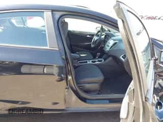 2016 Chevrolet Cruze LS z VIN 1G1BC5SM6G7309298, wystawiony jako IAAI lot #43301977 z przebiegiem 117 014 mil mil oraz . Historia ofert i sprzedaży dostępna na DreamBid. Obrazek 5.