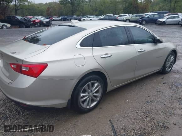 2016 Chevrolet Malibu LT z VIN 1G1ZE5ST4GF187109, wystawiony jako IAAI lot #43309991 z przebiegiem 119 104 mil mil oraz . Historia ofert i sprzedaży dostępna na DreamBid. Obrazek 4.