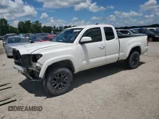2022 Toyota Tacoma SR z VIN 3TYSZ5AN9NT062561, wystawiony jako Copart lot #53581755 z przebiegiem 61 401 mil mil oraz Szkoda całkowita • Salvage title. Historia ofert i sprzedaży dostępna na DreamBid. Obrazek 1.