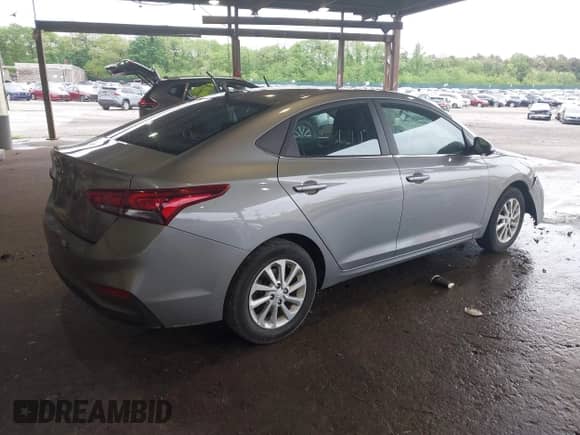2022 Hyundai Accent SE z VIN 3KPC24A60NE179043, wystawiony jako IAAI lot #42313448 z przebiegiem 66 700 mil mil oraz . Historia ofert i sprzedaży dostępna na DreamBid. Obrazek 4.