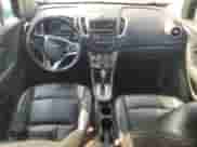 2016 Chevrolet Trax LTZ z VIN 3GNCJMSB8GL142021, wystawiony jako Copart lot #66413785 z przebiegiem 100 315 mil mil oraz Czysty tytuł • Clean title. Historia ofert i sprzedaży dostępna na DreamBid. Obrazek 8.