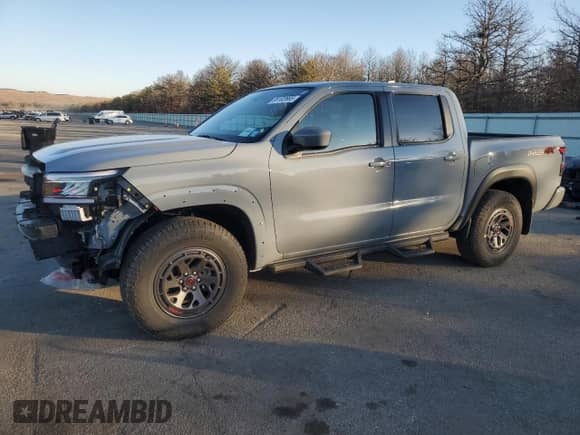 2025 Nissan Frontier Pro-4X z VIN 1N6ED1EK8SN605803, wystawiony jako Copart lot #89102665 z przebiegiem 388 mil mil oraz Szkoda całkowita • Salvage title. Historia ofert i sprzedaży dostępna na DreamBid. Obrazek 1.