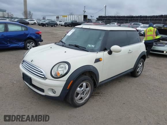2009 MINI Hardtop with VIN WMWMF33599TU75907, listed as a IAAI auction lot 41733724 with Not provided miles and . Bid and sale history available at DreamBid. Image 2.