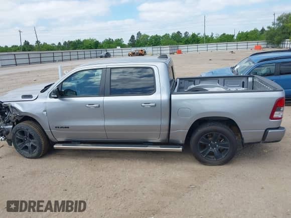 2022 Ram 1500 Big Horn z VIN 1C6RREFT2NN253608, wystawiony jako IAAI lot #42020587 z przebiegiem 44 509 mil mil oraz . Historia ofert i sprzedaży dostępna na DreamBid. Obrazek 15.