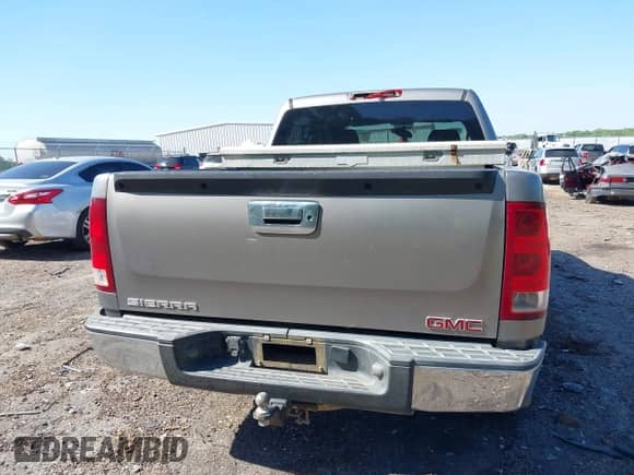 2007 GMC Sierra 1500 SLE1 z VIN 3GTEC13C87G544907, wystawiony jako IAAI lot #42017121 z przebiegiem 300 645 mil mil oraz . Historia ofert i sprzedaży dostępna na DreamBid. Obrazek 16.