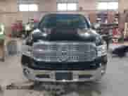 2014 Ram 1500 Laramie z VIN 1C6RR7NM2ES476528, wystawiony jako IAAI lot #42309574 z przebiegiem 150 307 mil mil oraz . Historia ofert i sprzedaży dostępna na DreamBid. Obrazek 12.