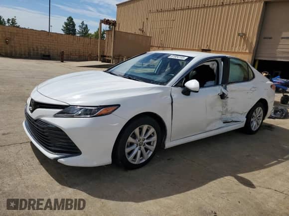 2020 Toyota Camry LE z VIN 4T1C11AK6LU360494, wystawiony jako Copart lot #81954155 z przebiegiem 136 991 mil mil oraz Szkoda całkowita • Salvage title. Historia ofert i sprzedaży dostępna na DreamBid. Obrazek 1.