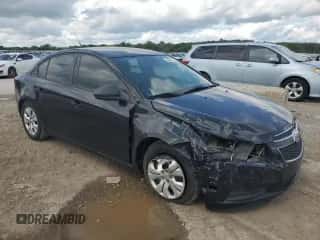 2014 Chevrolet Cruze LS z VIN 1G1PA5SH5E7433672, wystawiony jako Copart lot #68509915 z przebiegiem 226 855 mil mil oraz Szkoda całkowita • Salvage title. Historia ofert i sprzedaży dostępna na DreamBid. Obrazek 4.