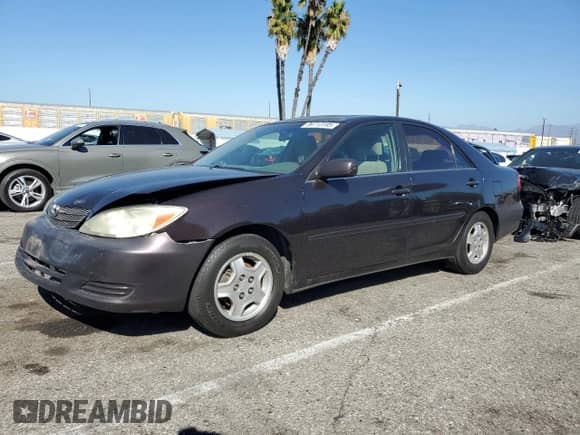 2003 Toyota Camry LE z VIN 4T1BF32K83U550112, wystawiony jako Copart lot #89713195 z przebiegiem 124 186 mil mil oraz Szkoda całkowita • Salvage title. Historia ofert i sprzedaży dostępna na DreamBid. Obrazek 1.