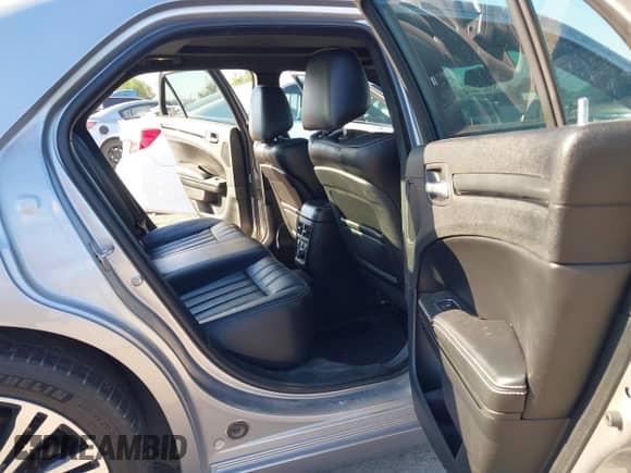 2014 Chrysler 300 S с VIN 2C3CCABT5EH164997, выставлен на аукционе IAAI как лот 43433740 с пробегом 76 378 миль миль и . История ставок и продаж доступна на DreamBid. Изображение 8.