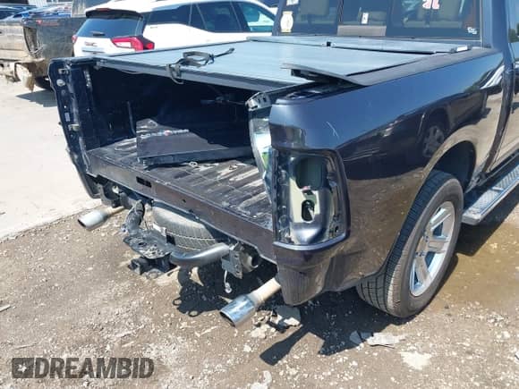 2018 Ram 1500 Big Horn z VIN 1C6RR6LT1JS132672, wystawiony jako IAAI lot #43161381 z przebiegiem 136 924 mil mil oraz . Historia ofert i sprzedaży dostępna na DreamBid. Obrazek 19.