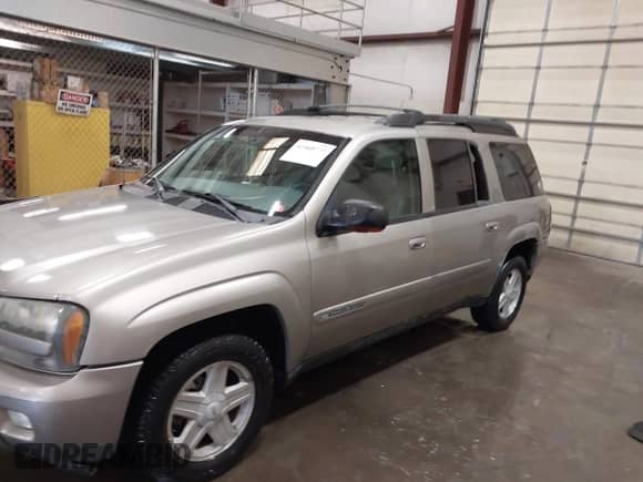 2002 Chevrolet TrailBlazer EXT LT z VIN 1GNET16SX26104756, wystawiony jako IAAI lot #42460772 z przebiegiem 178 091 mil mil oraz . Historia ofert i sprzedaży dostępna na DreamBid. Obrazek 18.