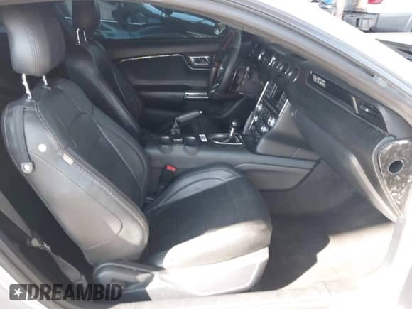 2016 Ford Mustang V6 z VIN 1FA6P8AM3G5206714, wystawiony jako IAAI lot #43283378 z przebiegiem 129 876 mil mil oraz . Historia ofert i sprzedaży dostępna na DreamBid. Obrazek 5.