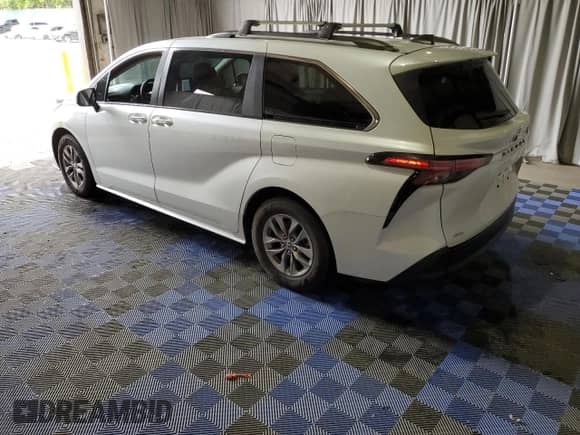 2022 Toyota Sienna XLE z VIN 5TDJSKFC0NS071215, wystawiony jako Copart lot #61414935 z przebiegiem 100 346 mil mil oraz Czysty tytuł • Clean title. Historia ofert i sprzedaży dostępna na DreamBid. Obrazek 2.