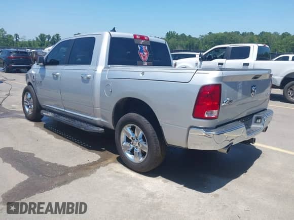 2018 Ram 1500 Big Horn z VIN 1C6RR7LT1JS276230, wystawiony jako IAAI lot #42501686 z przebiegiem 158 840 mil mil oraz . Historia ofert i sprzedaży dostępna na DreamBid. Obrazek 3.