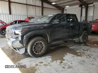 2025 Toyota Tacoma SR z VIN 3TMLB5JNXSM099313, wystawiony jako Copart lot #62008855 z przebiegiem 10 732 mil mil oraz Szkoda całkowita • Salvage title. Historia ofert i sprzedaży dostępna na DreamBid. Obrazek 1.