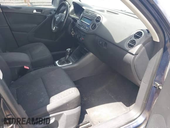 2013 Volkswagen Tiguan SE z VIN WVGAV3AX1DW560501, wystawiony jako IAAI lot #42287579 z przebiegiem 180 367 mil mil oraz . Historia ofert i sprzedaży dostępna na DreamBid. Obrazek 5.