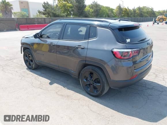 2019 Jeep Compass Altitude z VIN 3C4NJCBB5KT726882, wystawiony jako IAAI lot #42662008 z przebiegiem 100 634 mil mil oraz . Historia ofert i sprzedaży dostępna na DreamBid. Obrazek 3.