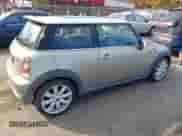 2009 MINI Hardtop S с VIN WMWMF73529TT99485, выставлен на аукционе IAAI как лот 43543003 с пробегом 101 131 миль миль и . История ставок и продаж доступна на DreamBid. Изображение 4.