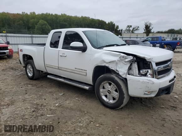 2010 Chevrolet Silverado 1500 LTZ z VIN 1GCSKTE36AZ107820, wystawiony jako Copart lot #86590095 z przebiegiem 231 660 mil mil oraz Szkoda całkowita • Salvage title. Historia ofert i sprzedaży dostępna na DreamBid. Obrazek 4.