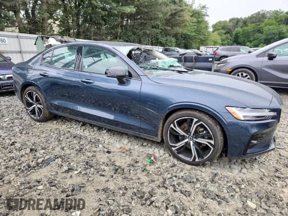 2024 Volvo S60 Core Dark Theme z VIN 7JRL12TK2RG312443, wystawiony jako Copart lot #65480195 z przebiegiem 5 069 mil mil oraz Szkoda całkowita • Salvage title. Historia ofert i sprzedaży dostępna na DreamBid. Obrazek 4.