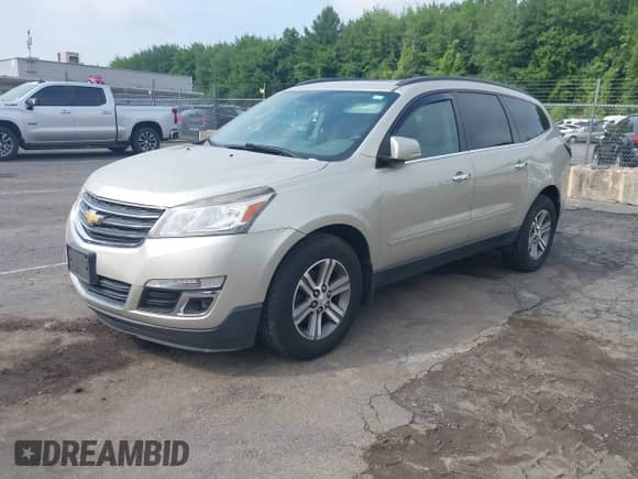 2016 Chevrolet Traverse LT z VIN 1GNKVHKD2GJ193918, wystawiony jako IAAI lot #42717319 z przebiegiem 169 867 mil mil oraz . Historia ofert i sprzedaży dostępna na DreamBid. Obrazek 2.