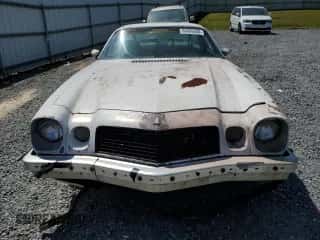 1976 Chevrolet Camaro z VIN 1S87Q6N595476, wystawiony jako Copart lot #80569265 z przebiegiem 79 994 mil mil oraz Czysty tytuł • Clean title. Historia ofert i sprzedaży dostępna na DreamBid. Obrazek 5.