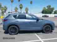2022 Mazda CX-5 S Carbon Edition z VIN JM3KFBCM7N1601447, wystawiony jako IAAI lot #42463014 z przebiegiem 37 126 mil mil oraz . Historia ofert i sprzedaży dostępna na DreamBid. Obrazek 13.
