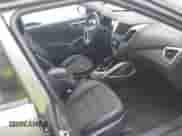 2013 Hyundai Veloster w/Black Int z VIN KMHTC6AD3DU118515, wystawiony jako IAAI lot #43223223 z przebiegiem 109 568 mil mil oraz . Historia ofert i sprzedaży dostępna na DreamBid. Obrazek 5.