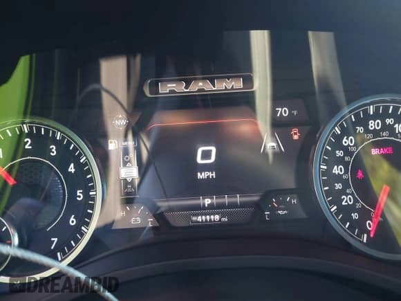 2025 Ram 1500 Big Horn z VIN 1C6SRFFP5SN561989, wystawiony jako IAAI lot #43563894 z przebiegiem 41 118 mil mil oraz . Historia ofert i sprzedaży dostępna na DreamBid. Obrazek 7.