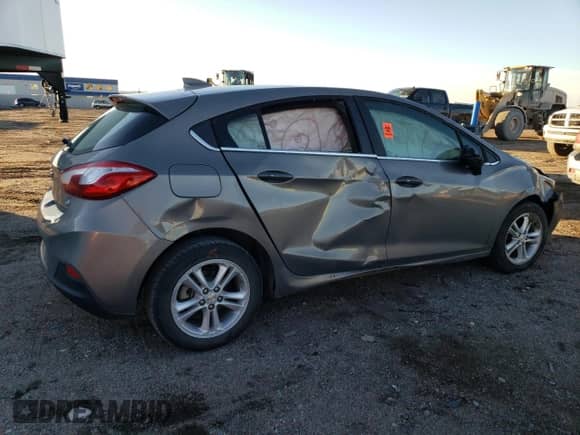 2018 Chevrolet Cruze LT z VIN 3G1BH6SE3JS636492, wystawiony jako Copart lot #80988884 z przebiegiem Nie podano mil oraz Szkoda całkowita • Salvage title. Historia ofert i sprzedaży dostępna na DreamBid. Obrazek 3.