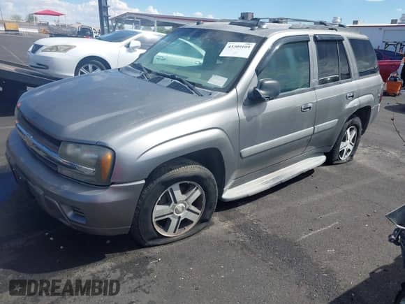 2005 Chevrolet TrailBlazer LT z VIN 1GNDT13S152111963, wystawiony jako IAAI lot #43309109 z przebiegiem 250 156 mil mil oraz . Historia ofert i sprzedaży dostępna na DreamBid. Obrazek 2.