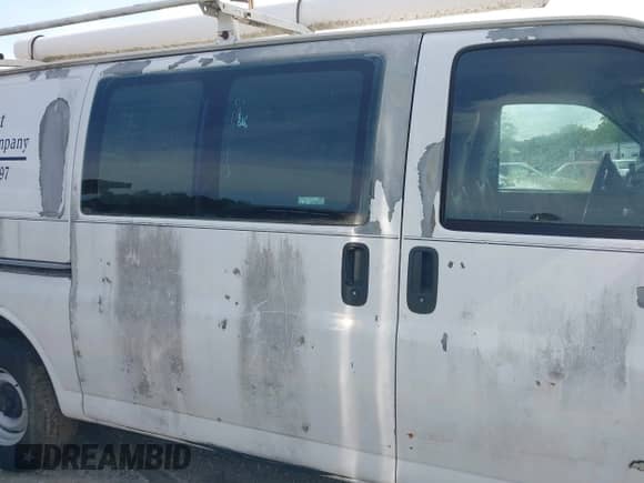 1998 Chevrolet Express Cargo with VIN 1GCEG15M6W1009839, listed as a IAAI auction lot 42100010 with Not provided miles and . Bid and sale history available at DreamBid. Image 13.