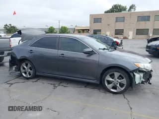 2013 Toyota Camry XLE z VIN 4T1BK1FK8DU536335, wystawiony jako IAAI lot #43211104 z przebiegiem 163 022 mil mil oraz . Historia ofert i sprzedaży dostępna na DreamBid. Obrazek 1.