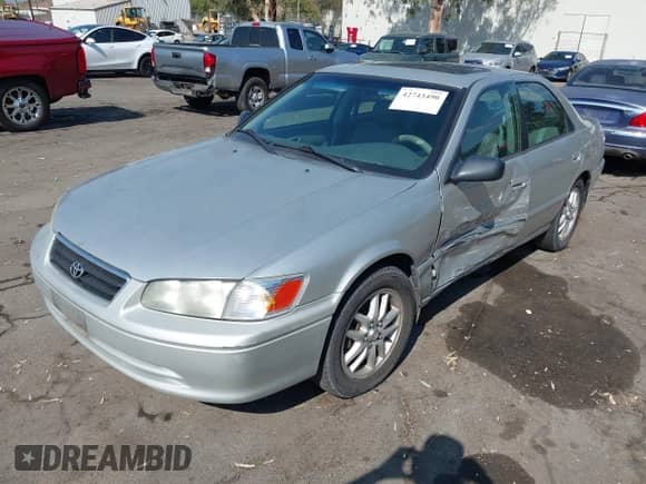 2001 Toyota Camry LE z VIN 4T1BF28K11U965240, wystawiony jako IAAI lot #42743490 z przebiegiem 165 542 mil mil oraz . Historia ofert i sprzedaży dostępna na DreamBid. Obrazek 2.