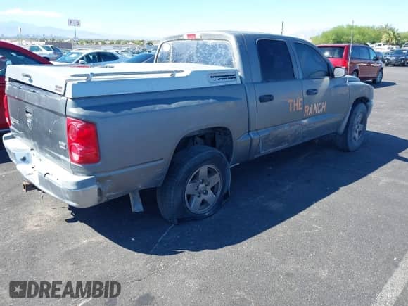2005 Dodge Dakota SLT z VIN 1D7HE48N75S275748, wystawiony jako IAAI lot #43289762 z przebiegiem 78 744 mil mil oraz . Historia ofert i sprzedaży dostępna na DreamBid. Obrazek 4.