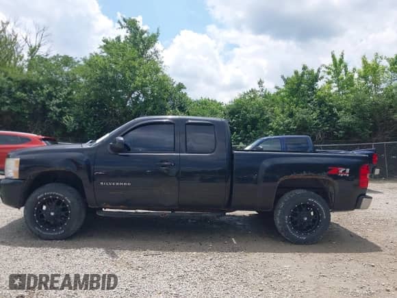 2010 Chevrolet Silverado 1500 LT z VIN 1GCSKSE38AZ281530, wystawiony jako IAAI lot #42364807 z przebiegiem 166 006 mil mil oraz . Historia ofert i sprzedaży dostępna na DreamBid. Obrazek 14.