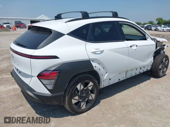 2025 Hyundai Kona SEL Convenience z VIN KM8HC3AB6SU234923, wystawiony jako IAAI lot #42886602 z przebiegiem Nie podano mil oraz . Historia ofert i sprzedaży dostępna na DreamBid. Obrazek 4.