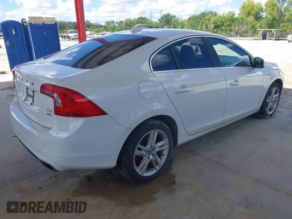 2015 Volvo S60 T5 Premier Plus с VIN YV1612TC9F1306975, выставлен на аукционе IAAI как лот 43273429 с пробегом 109 095 миль миль и . История ставок и продаж доступна на DreamBid. Изображение 4.