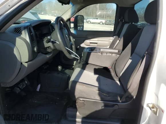 2008 GMC Sierra 1500 Work Truck z VIN 1GTEK14C18Z142861, wystawiony jako Copart lot #43636945 z przebiegiem 281 872 mil mil oraz Czysty tytuł • Clean title. Historia ofert i sprzedaży dostępna na DreamBid. Obrazek 7.