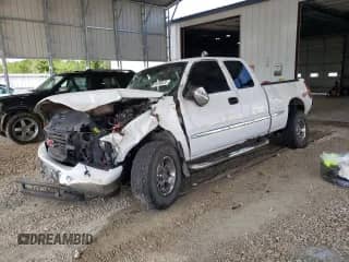 2002 GMC Sierra 1500 SLE z VIN 2GTEK19T721271003, wystawiony jako Copart lot #64996825 z przebiegiem 230 604 mil mil oraz Szkoda całkowita • Salvage title. Historia ofert i sprzedaży dostępna na DreamBid. Obrazek 1.