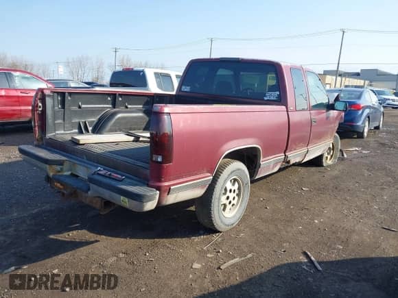 1995 GMC Sierra 1500 z VIN 2GTEC19K1S1571236, wystawiony jako IAAI lot #42096998 z przebiegiem 195 722 mil mil oraz . Historia ofert i sprzedaży dostępna na DreamBid. Obrazek 4.