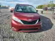 2013 Toyota Sienna LE AAS z VIN 5TDKK3DC0DS379299, wystawiony jako Copart lot #81824495 z przebiegiem 151 243 mil mil oraz Szkoda całkowita • Salvage title. Historia ofert i sprzedaży dostępna na DreamBid. Obrazek 5.