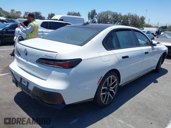 2025 BMW 7 Series 740i xDrive z VIN WBA33EH01SCU96544, wystawiony jako IAAI lot #42640870 z przebiegiem 4 222 mil mil oraz . Historia ofert i sprzedaży dostępna na DreamBid. Obrazek 4.