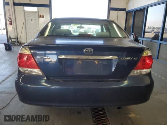 2006 Toyota Camry LE z VIN 4T1BE32K56U162973, wystawiony jako Copart lot #84224105 z przebiegiem 240 477 mil mil oraz Szkoda całkowita • Salvage title. Historia ofert i sprzedaży dostępna na DreamBid. Obrazek 6.