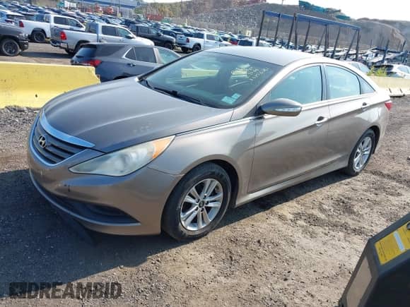 2014 Hyundai Sonata GLS z VIN 5NPEB4ACXEH838269, wystawiony jako IAAI lot #42968890 z przebiegiem 109 056 mil mil oraz . Historia ofert i sprzedaży dostępna na DreamBid. Obrazek 2.
